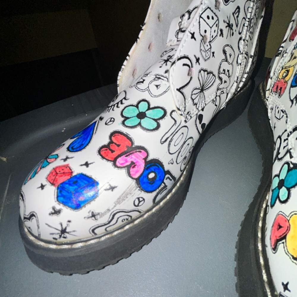 SALE Madden Girl Kids Graphic Print Boots - White and Black - Picture 4 of 7